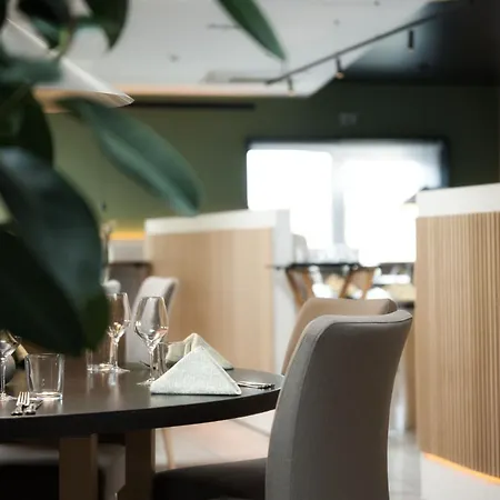 מלון Logis Restaurant & A La 12 3*