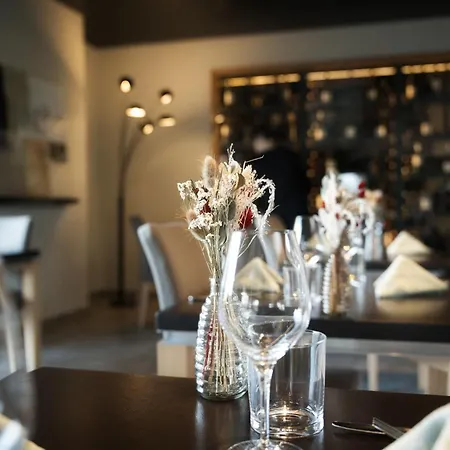 Logis Restaurant & A La 12 מלון Delme