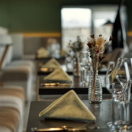 Logis Restaurant & A La 12 מלון 3*