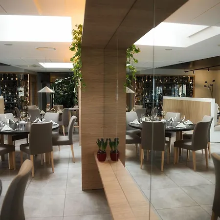 Hotel Logis Restaurant & A La 12 3*