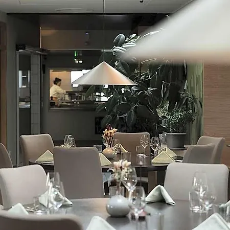 Logis Restaurant & A La 12 ホテル 3*