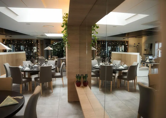 Hotel Logis Restaurant & A La 12 3*