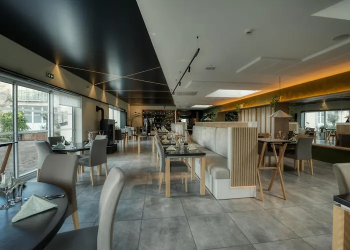 Logis Restaurant & A La 12 Hotel Delme