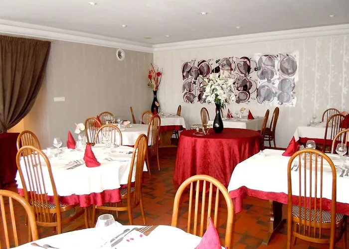 Hotel Logis Restaurant & A La 12 3*