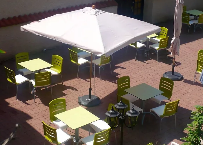 Hotel Logis Restaurant & A La 12 3*